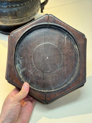 A Chinese archaistic bronze censer with 'Chilong' and 'Lingzhi' handles on wooden stand, Zhou Wang Bo Zuo Bao Ding 周王伯作寶鼎 mark, Yuan/Ming — photo 16