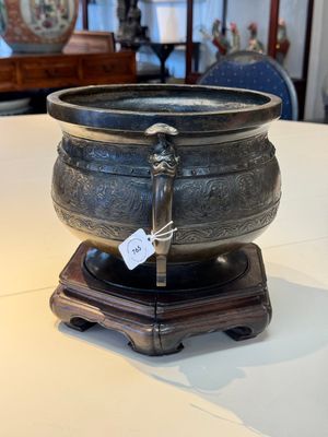 A Chinese archaistic bronze censer with 'Chilong' and 'Lingzhi' handles on wooden stand, Zhou Wang Bo Zuo Bao Ding 周王伯作寶鼎 mark, Yuan/Ming — photo 2
