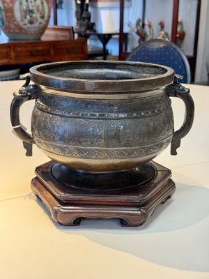 A Chinese archaistic bronze censer with 'Chilong' and 'Lingzhi' handles on wooden stand, Zhou Wang Bo Zuo Bao Ding 周王伯作寶鼎 mark, Yuan/Ming — photo 3