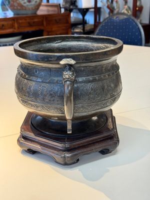 A Chinese archaistic bronze censer with 'Chilong' and 'Lingzhi' handles on wooden stand, Zhou Wang Bo Zuo Bao Ding 周王伯作寶鼎 mark, Yuan/Ming — photo 4