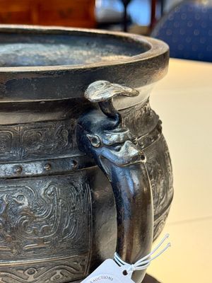 A Chinese archaistic bronze censer with 'Chilong' and 'Lingzhi' handles on wooden stand, Zhou Wang Bo Zuo Bao Ding 周王伯作寶鼎 mark, Yuan/Ming — photo 8