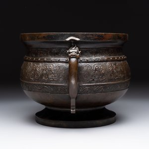 A Chinese archaistic bronze censer with 'Chilong' and 'Lingzhi' handles on wooden stand, Zhou Wang Bo Zuo Bao Ding 周王伯作寶鼎 mark, Yuan/Ming — photo 3