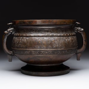 A Chinese archaistic bronze censer with 'Chilong' and 'Lingzhi' handles on wooden stand, Zhou Wang Bo Zuo Bao Ding 周王伯作寶鼎 mark, Yuan/Ming — photo 4