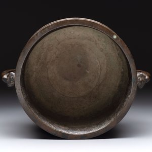 A Chinese archaistic bronze censer with 'Chilong' and 'Lingzhi' handles on wooden stand, Zhou Wang Bo Zuo Bao Ding 周王伯作寶鼎 mark, Yuan/Ming — photo 6