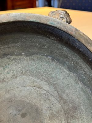 A Chinese archaistic bronze censer with 'chilong' and 'lingzhi' handles on wooden stand, Zhou Wang Bo Zuo Bao Ding 周王伯作寶鼎 mark, Yuan/Ming — photo 12