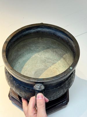 A Chinese archaistic bronze censer with 'chilong' and 'lingzhi' handles on wooden stand, Zhou Wang Bo Zuo Bao Ding 周王伯作寶鼎 mark, Yuan/Ming — photo 5
