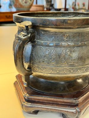 A Chinese archaistic bronze censer with 'chilong' and 'lingzhi' handles on wooden stand, Zhou Wang Bo Zuo Bao Ding 周王伯作寶鼎 mark, Yuan/Ming — photo 6