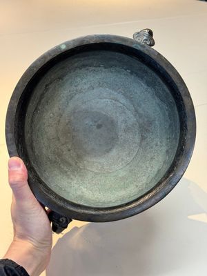 A Chinese archaistic bronze censer with 'chilong' and 'lingzhi' handles on wooden stand, Zhou Wang Bo Zuo Bao Ding 周王伯作寶鼎 mark, Yuan/Ming — photo 10