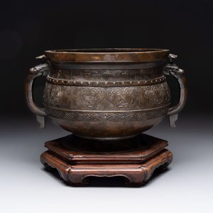 A Chinese archaistic bronze censer with 'chilong' and 'lingzhi' handles on wooden stand, Zhou Wang Bo Zuo Bao Ding 周王伯作寶鼎 mark, Yuan/Ming — photo 1