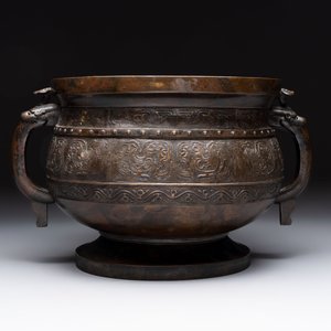 A Chinese archaistic bronze censer with 'chilong' and 'lingzhi' handles on wooden stand, Zhou Wang Bo Zuo Bao Ding 周王伯作寶鼎 mark, Yuan/Ming — photo 2