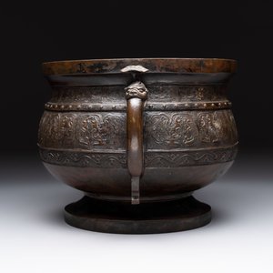 A Chinese archaistic bronze censer with 'chilong' and 'lingzhi' handles on wooden stand, Zhou Wang Bo Zuo Bao Ding 周王伯作寶鼎 mark, Yuan/Ming — photo 5