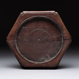 A Chinese archaistic bronze censer with 'chilong' and 'lingzhi' handles on wooden stand, Zhou Wang Bo Zuo Bao Ding 周王伯作寶鼎 mark, Yuan/Ming — photo 8