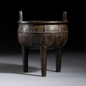 A Chinese archaistic bronze ding-form tripod censer — photo 2