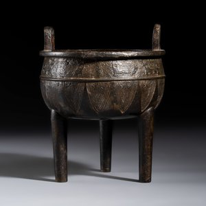 A Chinese archaistic bronze ding-form tripod censer — photo 4