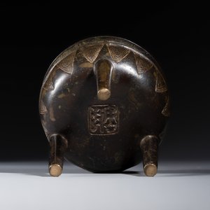 A Chinese archaistic bronze ding-form tripod censer — photo 7