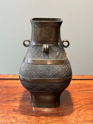 A Chinese archaistic bronze 'fanghu' vase, Ming — 照片 2