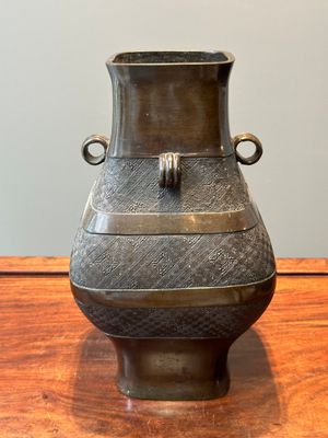 A Chinese archaistic bronze 'fanghu' vase, Ming — 照片 4