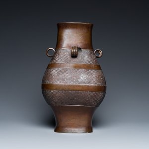 A Chinese archaistic bronze 'fanghu' vase, Ming — 照片 4
