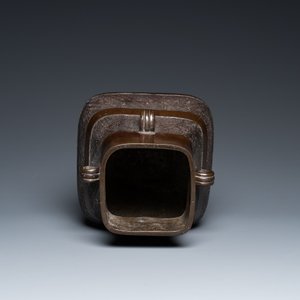 A Chinese archaistic bronze 'fanghu' vase, Ming — 照片 7