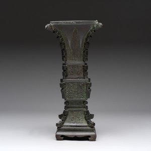 A Chinese archaistic bronze 'gu' vase and stand, Qing — photo 1