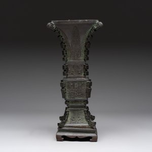 A Chinese archaistic bronze 'gu' vase and stand, Qing — photo 2
