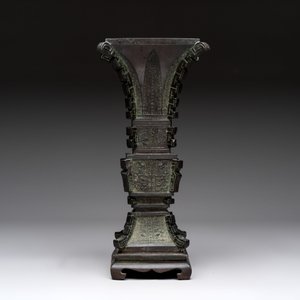 A Chinese archaistic bronze 'gu' vase and stand, Qing — photo 3