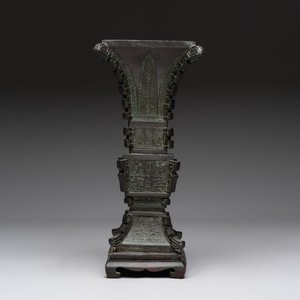 A Chinese archaistic bronze 'gu' vase and stand, Qing — photo 4
