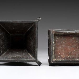 A Chinese archaistic bronze 'gu' vase and stand, Qing — photo 5