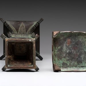 A Chinese archaistic bronze 'gu' vase and stand, Qing — photo 6