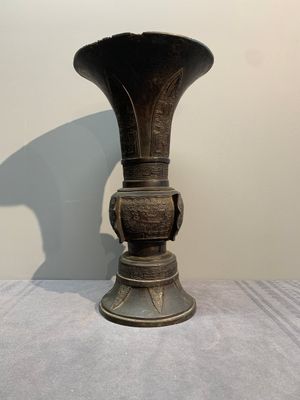 A Chinese archaistic bronze 'gu' vase with relief design, Ming — photo 1