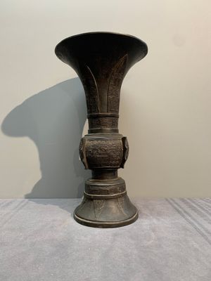 A Chinese archaistic bronze 'gu' vase with relief design, Ming — photo 2