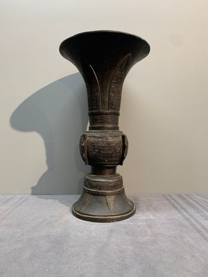 A Chinese archaistic bronze 'gu' vase with relief design, Ming — photo 3