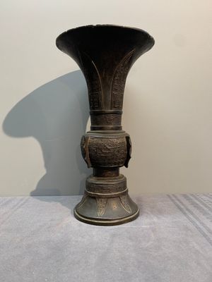 A Chinese archaistic bronze 'gu' vase with relief design, Ming — photo 4