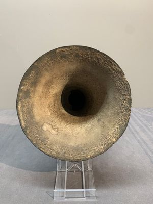 A Chinese archaistic bronze 'gu' vase with relief design, Ming — photo 5