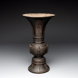 A Chinese archaistic bronze 'gu' vase with relief design, Ming — photo 1