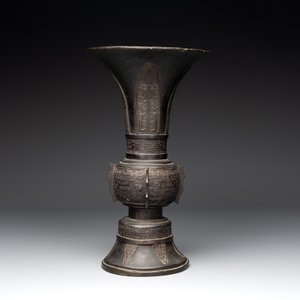A Chinese archaistic bronze 'gu' vase with relief design, Ming — photo 3