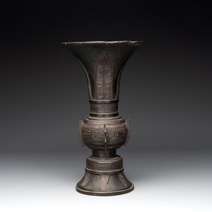 A Chinese archaistic bronze 'gu' vase with relief design, Ming — photo 4