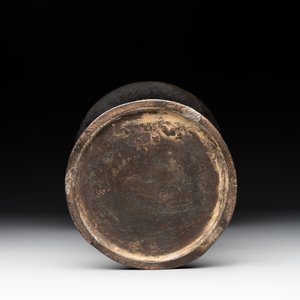 A Chinese archaistic bronze 'gu' vase with relief design, Ming — photo 7