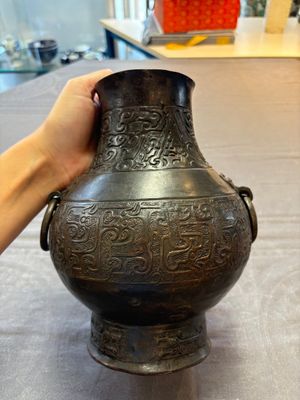 A Chinese archaistic bronze 'hu' vase with chilong design, Song/Yuan — 照片 1