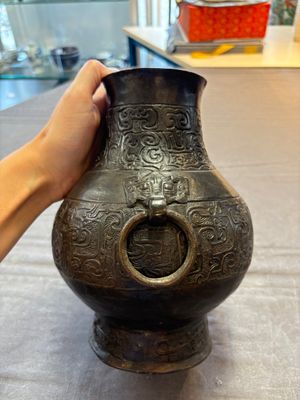 A Chinese archaistic bronze 'hu' vase with chilong design, Song/Yuan — 照片 2