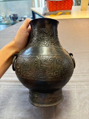A Chinese archaistic bronze 'hu' vase with chilong design, Song/Yuan — 照片 3