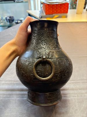 A Chinese archaistic bronze 'hu' vase with chilong design, Song/Yuan — 照片 4