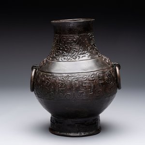A Chinese archaistic bronze 'hu' vase with chilong design, Song/Yuan — 照片 1