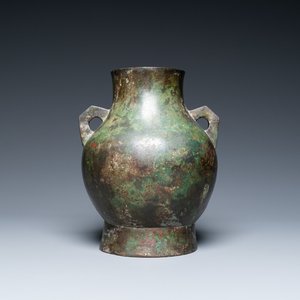 A Chinese archaistic bronze 'hu' vase with inscription, Ming — 照片 1
