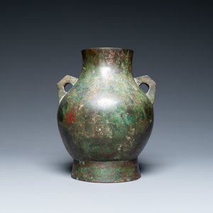 A Chinese archaistic bronze 'hu' vase with inscription, Ming — 照片 3