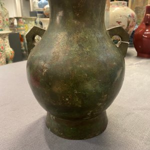 A Chinese archaistic bronze 'hu' vase with inscription, Ming — 照片 7