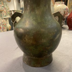 A Chinese archaistic bronze 'hu' vase with inscription, Ming — 照片 9