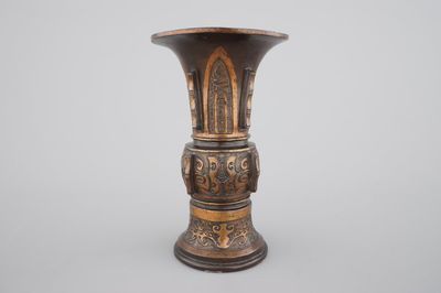 Un vase chinois en bronze partiellement doré de forme gu, 17/18ème