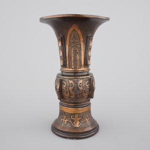 A Chinese archaistic bronze parcel-gilt gu beaker vase, 17/18th C — 照片 1