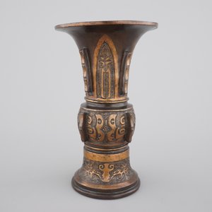 A Chinese archaistic bronze parcel-gilt gu beaker vase, 17/18th C — 照片 2